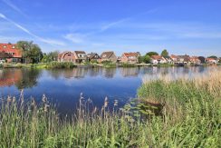 Ruime, gerenoveerde vrijstaande dijkwoning met voor water, achter een ZW-tuin aan de Akerdijk 116 @Lijnden aan de rand van @Amsterdam Foto 13 Gevel 01c