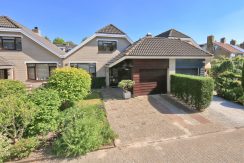 Te huur voor bepaalde tijd! Gemeubileerde geschakelde villa met garage aan de Toevluchtstraat 26@Badhoevedorp foto 01 Gevel 01a