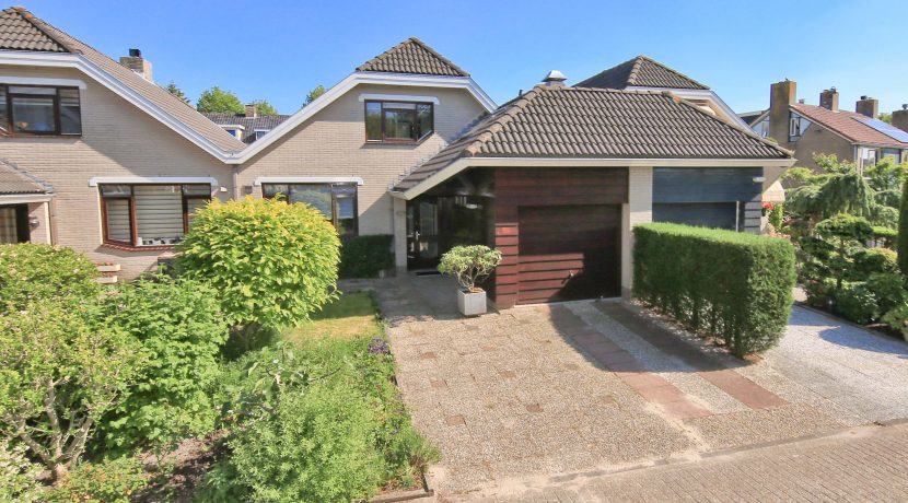 Te huur voor bepaalde tijd! Gemeubileerde geschakelde villa met garage aan de Toevluchtstraat 26@Badhoevedorp foto 01 Gevel 01a