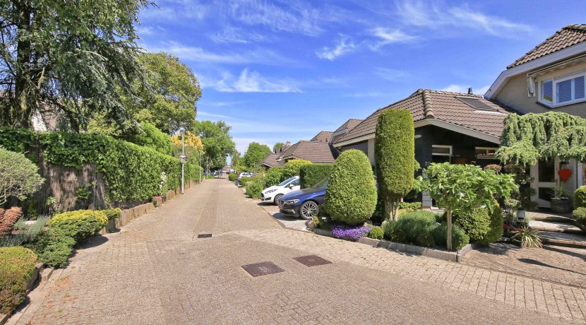 Te huur voor bepaalde tijd! Gemeubileerde geschakelde villa met garage aan de Toevluchtstraat 26@Badhoevedorp foto 11 Gevel 01b