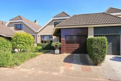 Te huur voor bepaalde tijd! Gemeubileerde geschakelde villa met garage aan de Toevluchtstraat 26@Badhoevedorp foto 12 Gevel 01c