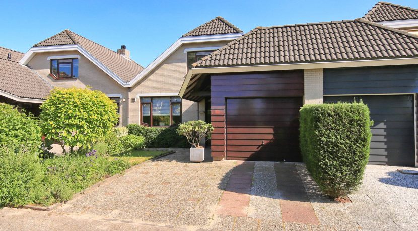 Te huur voor bepaalde tijd! Gemeubileerde geschakelde villa met garage aan de Toevluchtstraat 26@Badhoevedorp foto 12 Gevel 01c