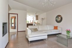 Te huur voor bepaalde tijd! Gemeubileerde geschakelde villa met garage aan de Toevluchtstraat 26@Badhoevedorp foto 14 Woonkamer 1c