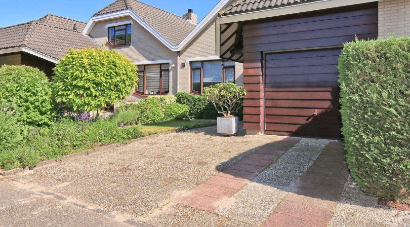 Te huur voor bepaalde tijd! Gemeubileerde geschakelde villa met garage aan de Toevluchtstraat 26@Badhoevedorp foto 45 Gevel 01c