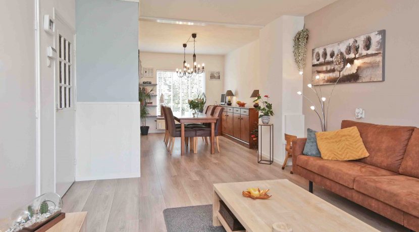Goed onderhouden, ruim en zonnig 4-kamerappartement met zuid balkon en vrij uitzicht voor aan de Wijnmalenstraat 37 @Badhoevedorp Foto 03 Woonkamer 01a