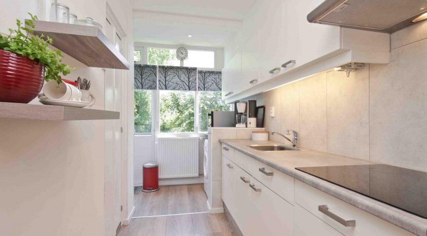 Goed onderhouden, ruim en zonnig 4-kamerappartement met zuid balkon en vrij uitzicht voor aan de Wijnmalenstraat 37 @Badhoevedorp Foto 05 Keuken 01a