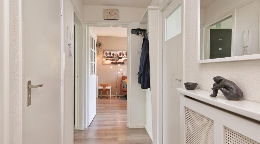 Goed onderhouden, ruim en zonnig 4-kamerappartement met zuid balkon en vrij uitzicht voor aan de Wijnmalenstraat 37 @Badhoevedorp Foto 07 Gang 01a