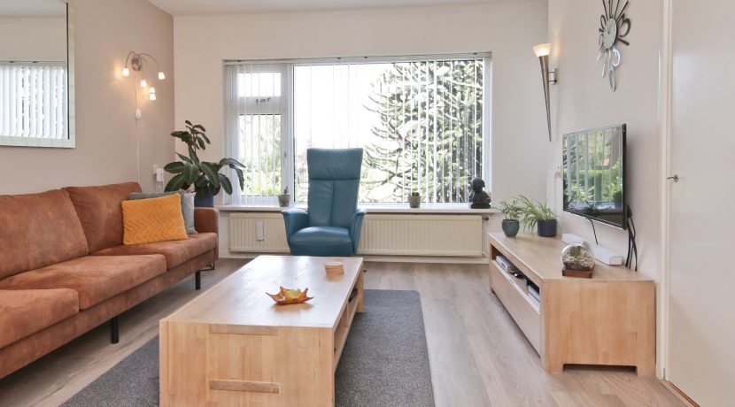 Goed onderhouden, ruim en zonnig 4-kamerappartement met zuid balkon en vrij uitzicht voor aan de Wijnmalenstraat 37 @Badhoevedorp Foto 08 Woonkamer 01b