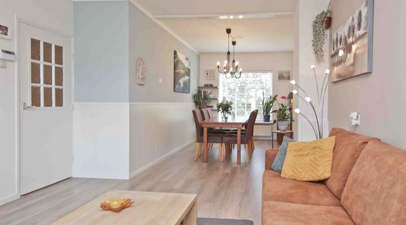 Goed onderhouden, ruim en zonnig 4-kamerappartement met zuid balkon en vrij uitzicht voor aan de Wijnmalenstraat 37 @Badhoevedorp Foto 10 Woonkamer 01d