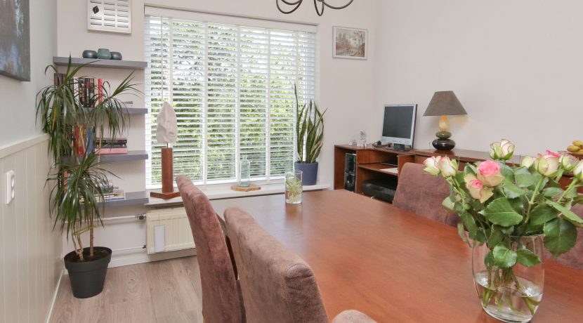 Goed onderhouden, ruim en zonnig 4-kamerappartement met zuid balkon en vrij uitzicht voor aan de Wijnmalenstraat 37 @Badhoevedorp Foto 13 Woonkamer 01g