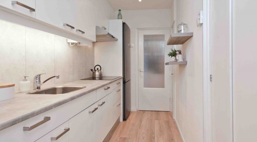Goed onderhouden, ruim en zonnig 4-kamerappartement met zuid balkon en vrij uitzicht voor aan de Wijnmalenstraat 37 @Badhoevedorp Foto 15 keuken 01b