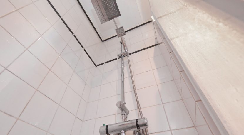 Goed onderhouden, ruim en zonnig 4-kamerappartement met zuid balkon en vrij uitzicht voor aan de Wijnmalenstraat 37 @Badhoevedorp Foto 17 Badkamer 01b