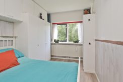 Goed onderhouden, ruim en zonnig 4-kamerappartement met zuid balkon en vrij uitzicht voor aan de Wijnmalenstraat 37 @Badhoevedorp Foto 18 Slaapkamer 01a