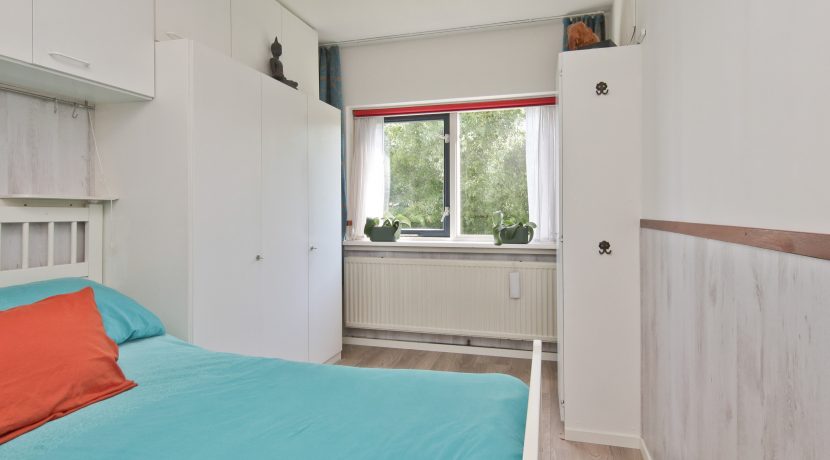 Goed onderhouden, ruim en zonnig 4-kamerappartement met zuid balkon en vrij uitzicht voor aan de Wijnmalenstraat 37 @Badhoevedorp Foto 18 Slaapkamer 01a