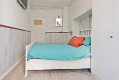 Goed onderhouden, ruim en zonnig 4-kamerappartement met zuid balkon en vrij uitzicht voor aan de Wijnmalenstraat 37 @Badhoevedorp Foto 19 Slaapkamer 01b