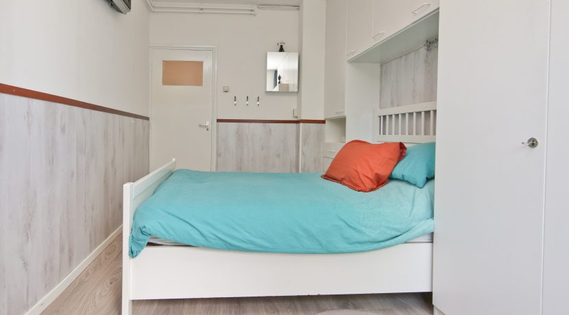Goed onderhouden, ruim en zonnig 4-kamerappartement met zuid balkon en vrij uitzicht voor aan de Wijnmalenstraat 37 @Badhoevedorp Foto 19 Slaapkamer 01b