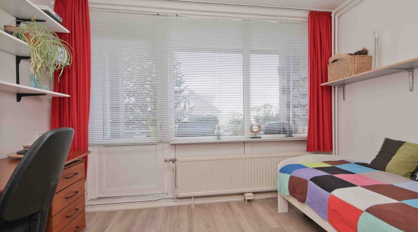 Goed onderhouden, ruim en zonnig 4-kamerappartement met zuid balkon en vrij uitzicht voor aan de Wijnmalenstraat 37 @Badhoevedorp Foto 22 Slaapkamer 02a