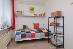 Goed onderhouden, ruim en zonnig 4-kamerappartement met zuid balkon en vrij uitzicht voor aan de Wijnmalenstraat 37 @Badhoevedorp Foto 23 Slaapkamer 02b