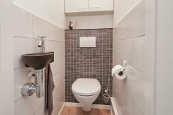 Goed onderhouden, ruim en zonnig 4-kamerappartement met zuid balkon en vrij uitzicht voor aan de Wijnmalenstraat 37 @Badhoevedorp Foto 24 Toilet 01a