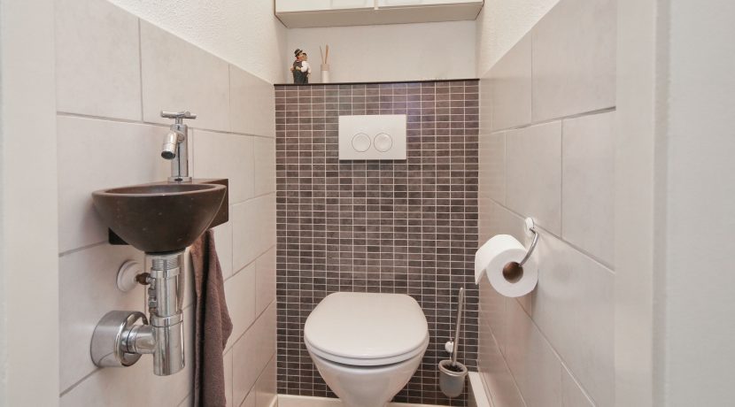 Goed onderhouden, ruim en zonnig 4-kamerappartement met zuid balkon en vrij uitzicht voor aan de Wijnmalenstraat 37 @Badhoevedorp Foto 24 Toilet 01a