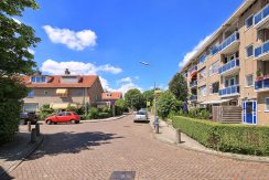 Goed onderhouden, ruim en zonnig 4-kamerappartement met zuid balkon en vrij uitzicht voor aan de Wijnmalenstraat 37 @Badhoevedorp Foto 28 Straatbeeld 01a