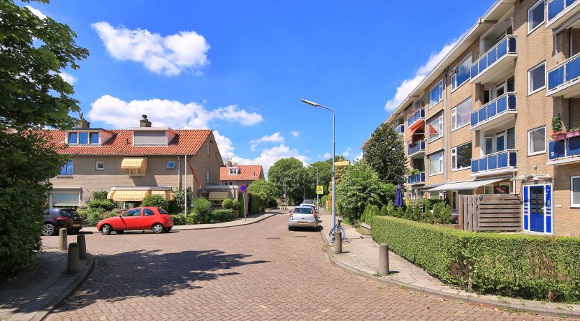 Goed onderhouden, ruim en zonnig 4-kamerappartement met zuid balkon en vrij uitzicht voor aan de Wijnmalenstraat 37 @Badhoevedorp Foto 28 Straatbeeld 01a
