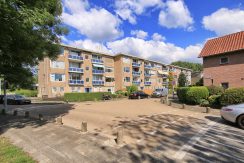 Goed onderhouden, ruim en zonnig 4-kamerappartement met zuid balkon en vrij uitzicht voor aan de Wijnmalenstraat 37 @Badhoevedorp Foto 29 Straatbeeld 01b