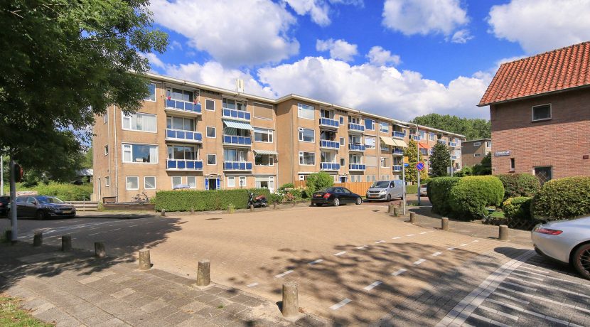 Goed onderhouden, ruim en zonnig 4-kamerappartement met zuid balkon en vrij uitzicht voor aan de Wijnmalenstraat 37 @Badhoevedorp Foto 29 Straatbeeld 01b