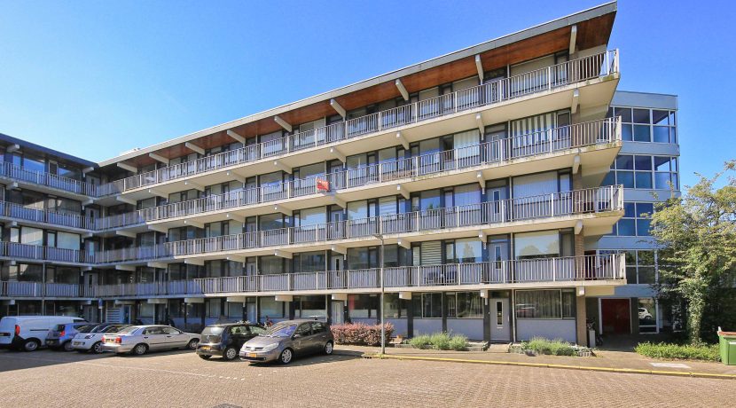 Licht en gemoderniseerd vierkamer appartement op de 3e etage met balkon op het zuidoosten en vrij uitzicht gelegen aan de rustige Meidoornweg 258 @Badhoevedorp foto 02 gevel 01a