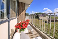 Licht en gemoderniseerd vierkamer appartement op de 3e etage met balkon op het zuidoosten en vrij uitzicht gelegen aan de rustige Meidoornweg 258 @Badhoevedorp foto 07 balkon 01b