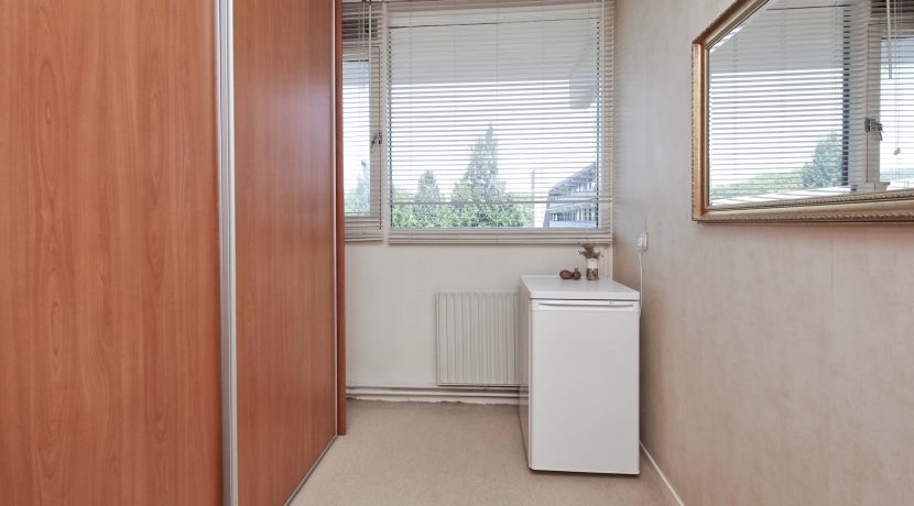 Licht en gemoderniseerd vierkamer appartement op de 3e etage met balkon op het zuidoosten en vrij uitzicht gelegen aan de rustige Meidoornweg 258 @Badhoevedorp foto 23 slaapkamer 03a