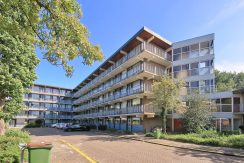 Licht en gemoderniseerd vierkamer appartement op de 3e etage met balkon op het zuidoosten en vrij uitzicht gelegen aan de rustige Meidoornweg 258 @Badhoevedorp foto 27 gevel 01b