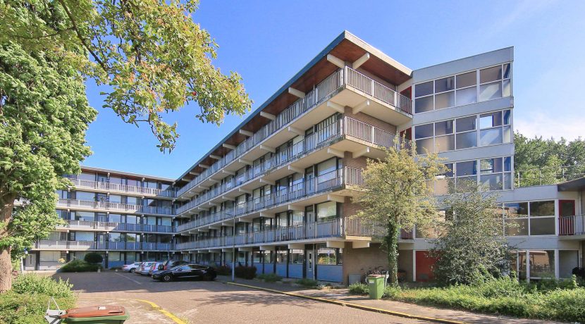 Licht en gemoderniseerd vierkamer appartement op de 3e etage met balkon op het zuidoosten en vrij uitzicht gelegen aan de rustige Meidoornweg 258 @Badhoevedorp foto 27 gevel 01b