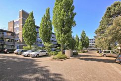 Licht en gemoderniseerd vierkamer appartement op de 3e etage met balkon op het zuidoosten en vrij uitzicht gelegen aan de rustige Meidoornweg 258 @Badhoevedorp foto 28 straatbeeld 01a