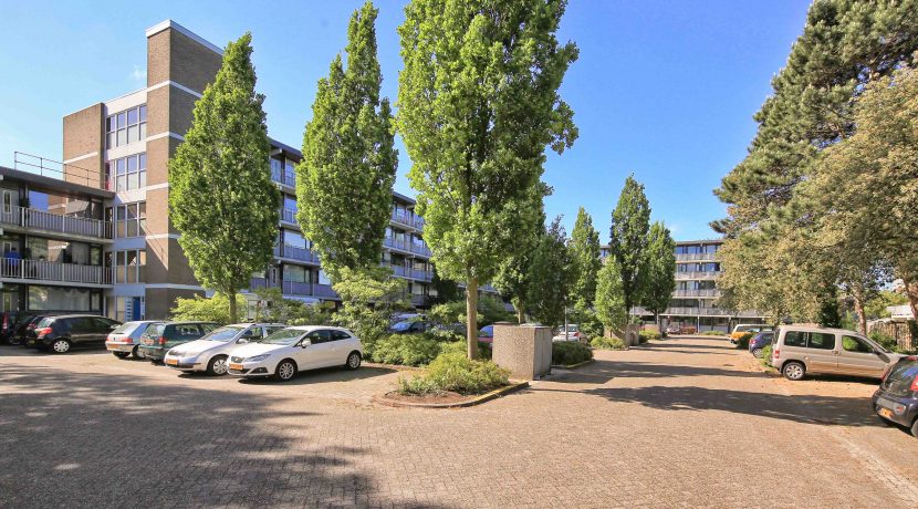 Licht en gemoderniseerd vierkamer appartement op de 3e etage met balkon op het zuidoosten en vrij uitzicht gelegen aan de rustige Meidoornweg 258 @Badhoevedorp foto 28 straatbeeld 01a