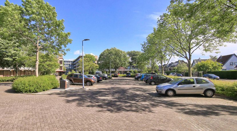 Licht en gemoderniseerd vierkamer appartement op de 3e etage met balkon op het zuidoosten en vrij uitzicht gelegen aan de rustige Meidoornweg 258 @Badhoevedorp foto 29 straatbeeld 01b