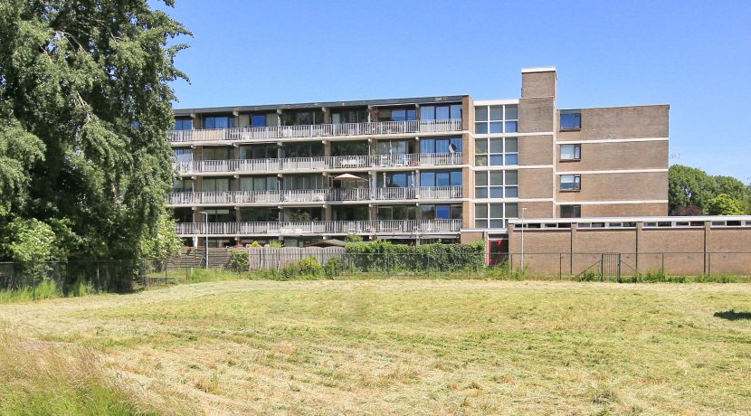 Licht en gemoderniseerd vierkamer appartement op de 3e etage met balkon op het zuidoosten en vrij uitzicht gelegen aan de rustige Meidoornweg 258 @Badhoevedorp foto 30 omgeving 01a