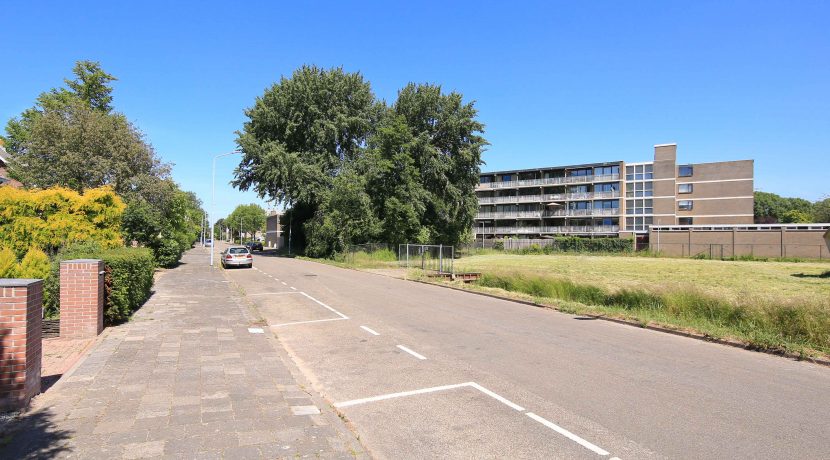 Licht en gemoderniseerd vierkamer appartement op de 3e etage met balkon op het zuidoosten en vrij uitzicht gelegen aan de rustige Meidoornweg 258 @Badhoevedorp foto 31 omgeving 01b