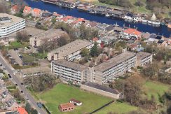 Licht en gemoderniseerd vierkamer appartement op de 3e etage met balkon op het zuidoosten en vrij uitzicht gelegen aan de rustige Meidoornweg 258 @Badhoevedorp foto 35 luchtfoto 01a