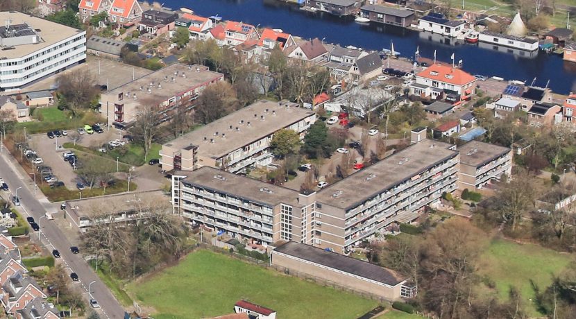 Licht en gemoderniseerd vierkamer appartement op de 3e etage met balkon op het zuidoosten en vrij uitzicht gelegen aan de rustige Meidoornweg 258 @Badhoevedorp foto 35 luchtfoto 01a