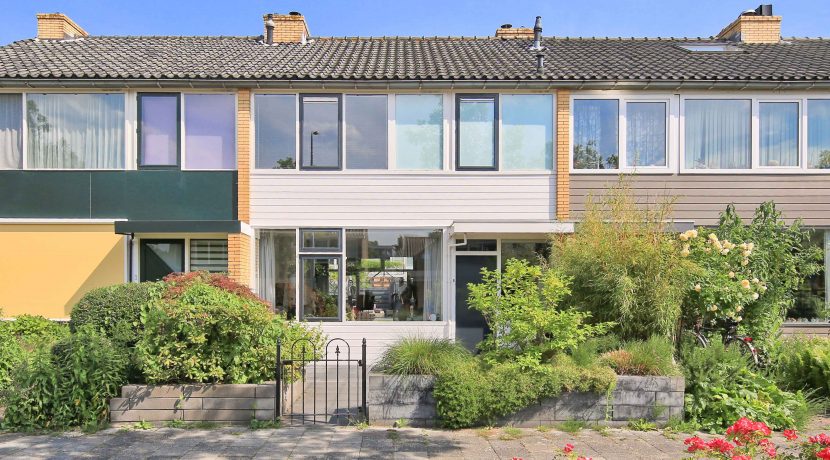 Licht familiehuis met 15 meter diepe ZO tuin, 3 slaapkamers en een multifunctionele 2e etage @Badhoevedorp Kamerlingh Onneslaan 78 foto 09 gevel 01a