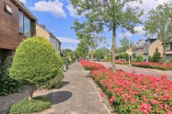 Licht familiehuis met 15 meter diepe ZO tuin, 3 slaapkamers en een multifunctionele 2e etage @Badhoevedorp Kamerlingh Onneslaan 78 foto 10 straatbeeld 01a