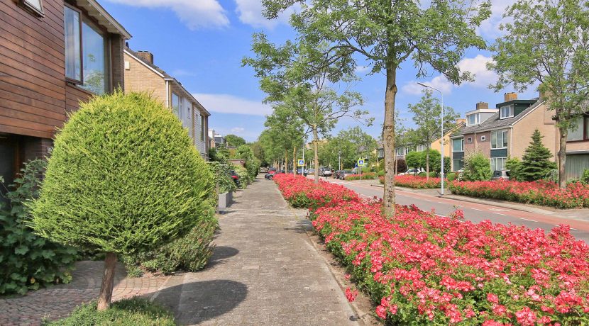 Licht familiehuis met 15 meter diepe ZO tuin, 3 slaapkamers en een multifunctionele 2e etage @Badhoevedorp Kamerlingh Onneslaan 78 foto 10 straatbeeld 01a