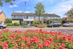 Licht familiehuis met 15 meter diepe ZO tuin, 3 slaapkamers en een multifunctionele 2e etage @Badhoevedorp Kamerlingh Onneslaan 78 foto 11 straatbeeld 01b