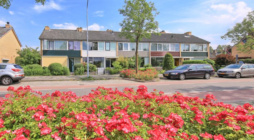 Licht familiehuis met 15 meter diepe ZO tuin, 3 slaapkamers en een multifunctionele 2e etage @Badhoevedorp Kamerlingh Onneslaan 78 foto 11 straatbeeld 01b