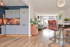 Licht familiehuis met 15 meter diepe ZO tuin, 3 slaapkamers en een multifunctionele 2e etage @Badhoevedorp Kamerlingh Onneslaan 78 foto 13 woonkamer 01c