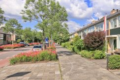 Licht familiehuis met 15 meter diepe ZO tuin, 3 slaapkamers en een multifunctionele 2e etage @Badhoevedorp Kamerlingh Onneslaan 78 foto 36 straatbeeld 01c