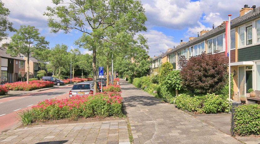 Licht familiehuis met 15 meter diepe ZO tuin, 3 slaapkamers en een multifunctionele 2e etage @Badhoevedorp Kamerlingh Onneslaan 78 foto 36 straatbeeld 01c