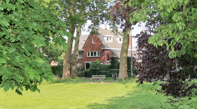 Spectaculair verbouwde vooroorlogse half vrijstaande villa op toplocatie tegenover de vijver op de Burgemeester Amersfoordtlaan 69 @Badhoevedorp Foto 11 Gevel 01b