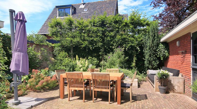 Spectaculair verbouwde vooroorlogse half vrijstaande villa op toplocatie tegenover de vijver op de Burgemeester Amersfoordtlaan 69 @Badhoevedorp Foto 18 Tuin 01b